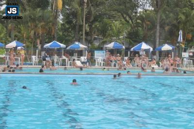 VERO  AQUI!!! Associados aproveitam as vrias opes do Guaxup Country Club para se refrescar