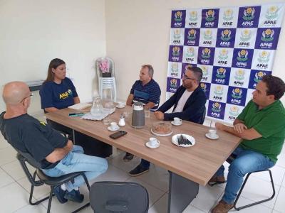 Dirigentes da Cmara Municipal colhem demandas urgentes da Apae de Guaxup 