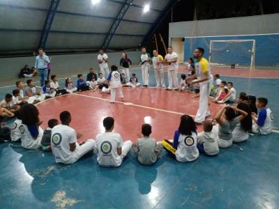 Projeto Capoeira Mo Amiga leva esporte, congraamento e promoo social a famlias inteiras 