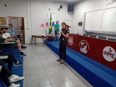 Delegada ministra palestra no Colgio Dom Incio sobre combate  violncia domstica