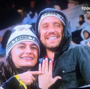 Presidente da Fiel Guaxup pede a noiva em casamento na Arena Corinthians e fato  imortalizado por Milton Leite, da SporTV 