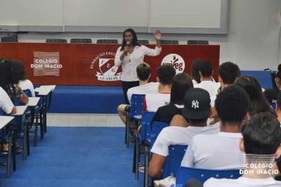 Dra. Ana Cristina, da coordenadoria do Direito/Unifeg, ministra palestra a alunos do Dom Incio