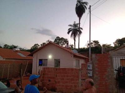 Moradores do Vale Verde pedem a retirada de palmeira gigante que ameaa cair sobre casas durante temporais