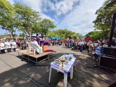 Visitaes a cemitrios, preces e muita saudade no Dia de Finados