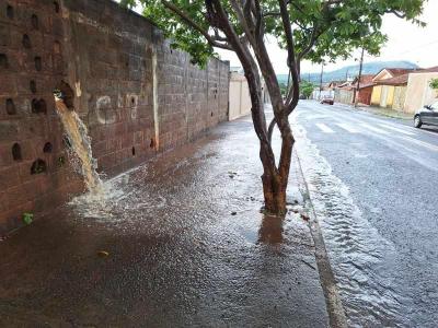 Escoamento inadequado de gua na Vila Olmpica  contestado por moradores