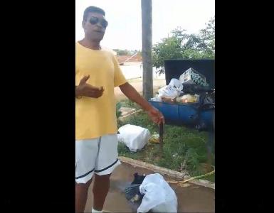 Cidado denuncia lixo orgnico mal acondicionado em caamba da Praa da Bandeira