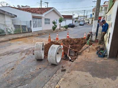 Copasa inicia manuteno em vazamento de rede no Bairro Bebedouro