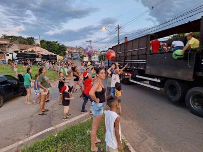 NATAL: Voluntrios realizam mais uma bem sucedida distribuio de bolas a crianas de Guaxup