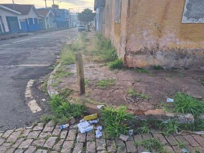 Moradores da Rua Dr. Joaquim Libnio indignados com a falta de manuteno 