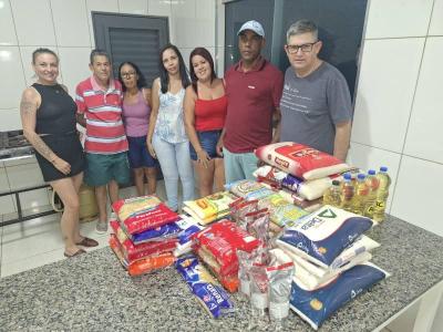 Dirigentes da Associao Pr-Carente doam alimentos  confeco de sopa comunitria do Exrcito do Bem