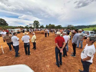 Protesto na praa de pedgio de Muzambinho pede a suspenso das obras e a presena de Zema  regio