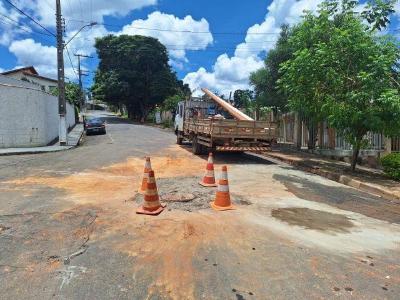 Operrios acham at lona em rede de esgoto danificada na cidade de Guaxup