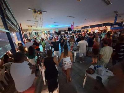 Associados esbanjam alegria na sexta-feira de Carnaval do Guaxup Country Club