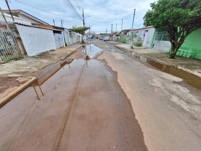 Sem escoamento, margem da Rua Chile d condies ao mosquito da dengue