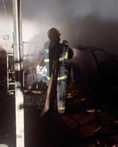 Bombeiros combatem incndio a veculo em oficina de Guaxup