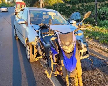 Coliso entre motocicleta e automvel na rodovia de Guaxup