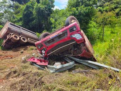 Caminhoneiro perde a vida em capotamento de bitrem na rodovia