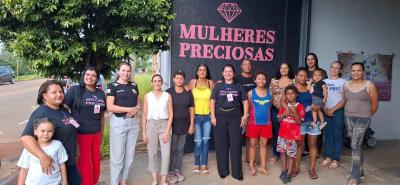 Dra. Mirela, da Delegacia da Mulher, visita a ONG Mulheres Preciosas