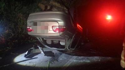 Bombeiros de Guaxup atendem ocorrncia de capotamento na rodovia de Muzambinho