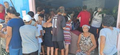 Famlias inteiras participam do 24 almoo comunitrio da Dona Neide, na Vila Progresso