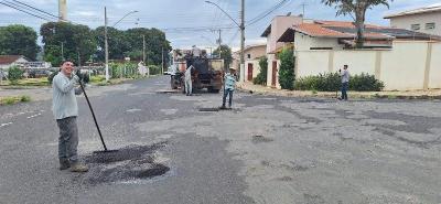 Servidores pblicos do manuteno na massa asfltica de Guaxup