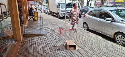 Cansados de esperar pela Copasa, cidados protestam contra caixa problemtica em avenida de Guaxup