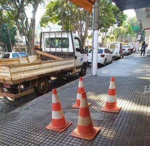 Operrios da Copasa de Guaxup arrumam caixa subterrnea onde pedestres caam 