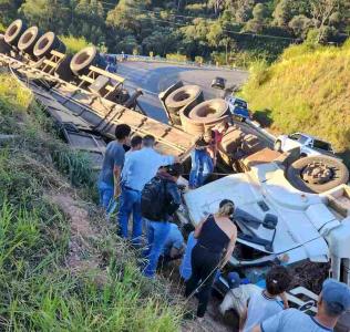 Carreteiro fica ferido em mais um capotamento na 