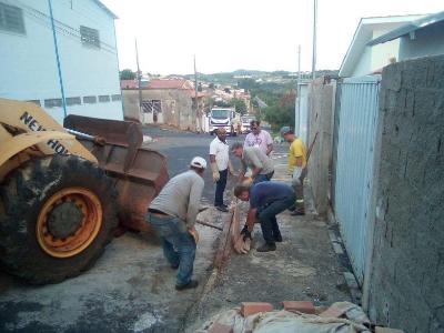 Servidores pblicos enchem nove caminhes com detritos do 