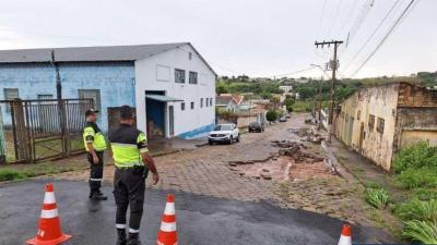 Continua o impasse sobre melhorias prometidas  Rua Sebastio Rezende, no Parque da Figueira