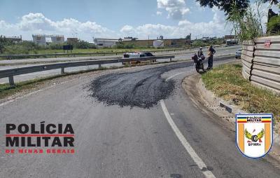 Motociclista sofre queda por causa de detrito asfltico na rodovia 