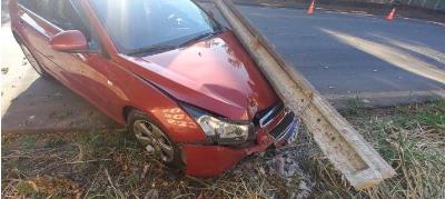 Motorista bate carro contra poste no Jardim Bela Vista