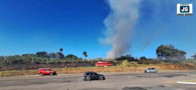 Incndio em lote s margens da rodovia Guaxup-Tapiratiba