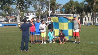 Crianas e adultos participam do 