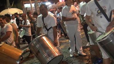 Milhares brincam o carnaval do centenrio do samba em Guaxup
