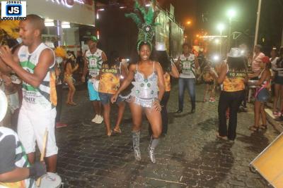 Fnix homenageia Elias Jos e as estaes climticas no Carnaval Guaxup 2017