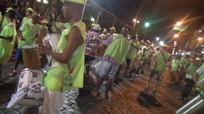 Domingo de Carnaval com desfiles, shows e muita animao