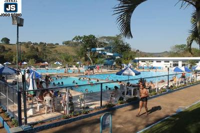 Calor com mais de 30 leva nmero expressivo de associados ao Guaxup Country Club