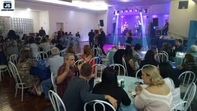 Convidados comemoram o Dia dos Pais e auxiliam a Apae em jantar beneficente 