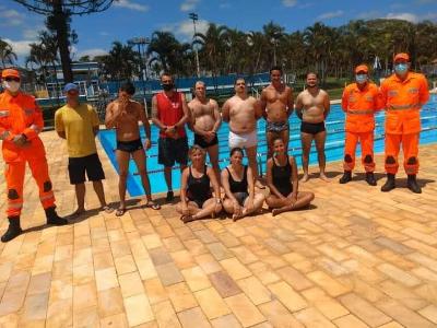 Bombeiros ministram curso de salvamento aqutico a funcionrios do Guaxup Country Club