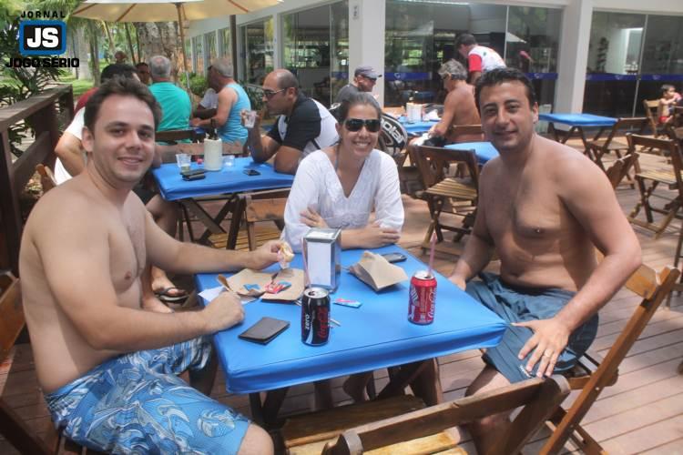 VERO  AQUI!!! Associados aproveitam as vrias opes do Guaxup Country Club para se refrescar