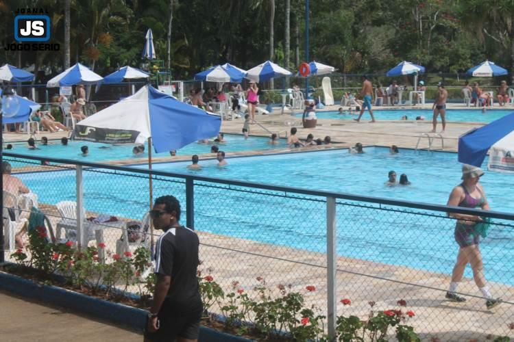 VERO  AQUI!!! Associados aproveitam as vrias opes do Guaxup Country Club para se refrescar