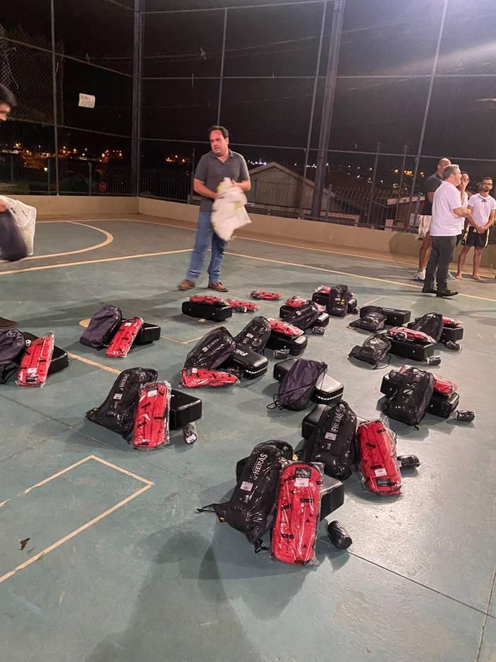 Alunos do muay thai do Exrcito do Bem agora lutaro com kits oficiais