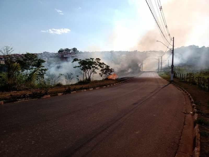 Mais uma queimada no Residencial Fazenda Planalto ameaa a fauna e flora de extensa rea verde