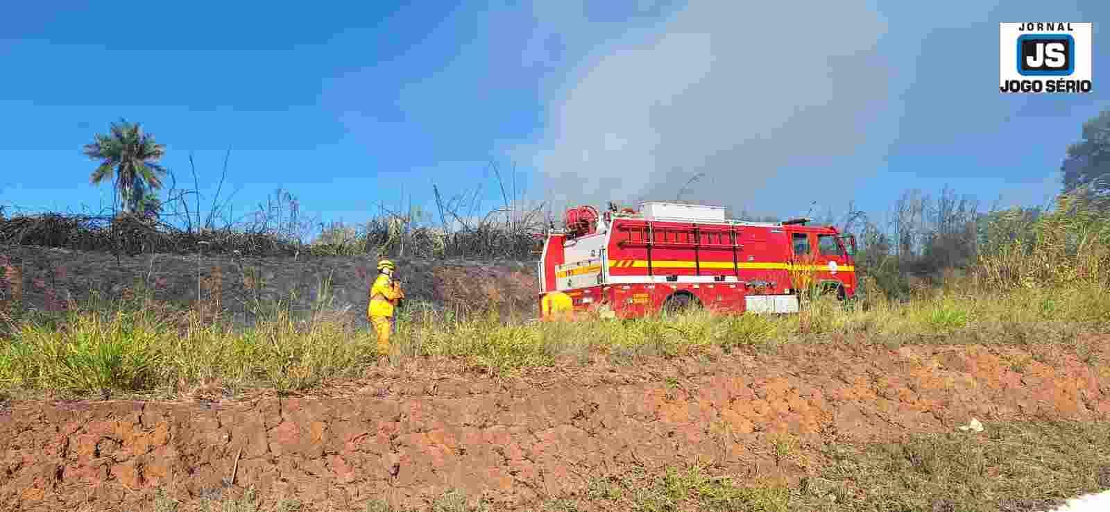 Incndio em lote s margens da rodovia Guaxup-Tapiratiba