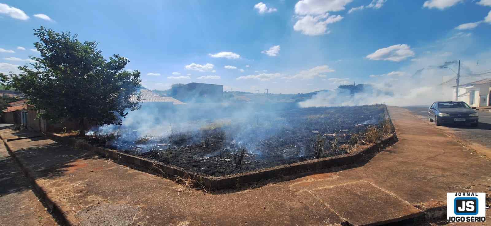 Incndio em lote causa malefcios e provoca a indignao de guaxupeanos