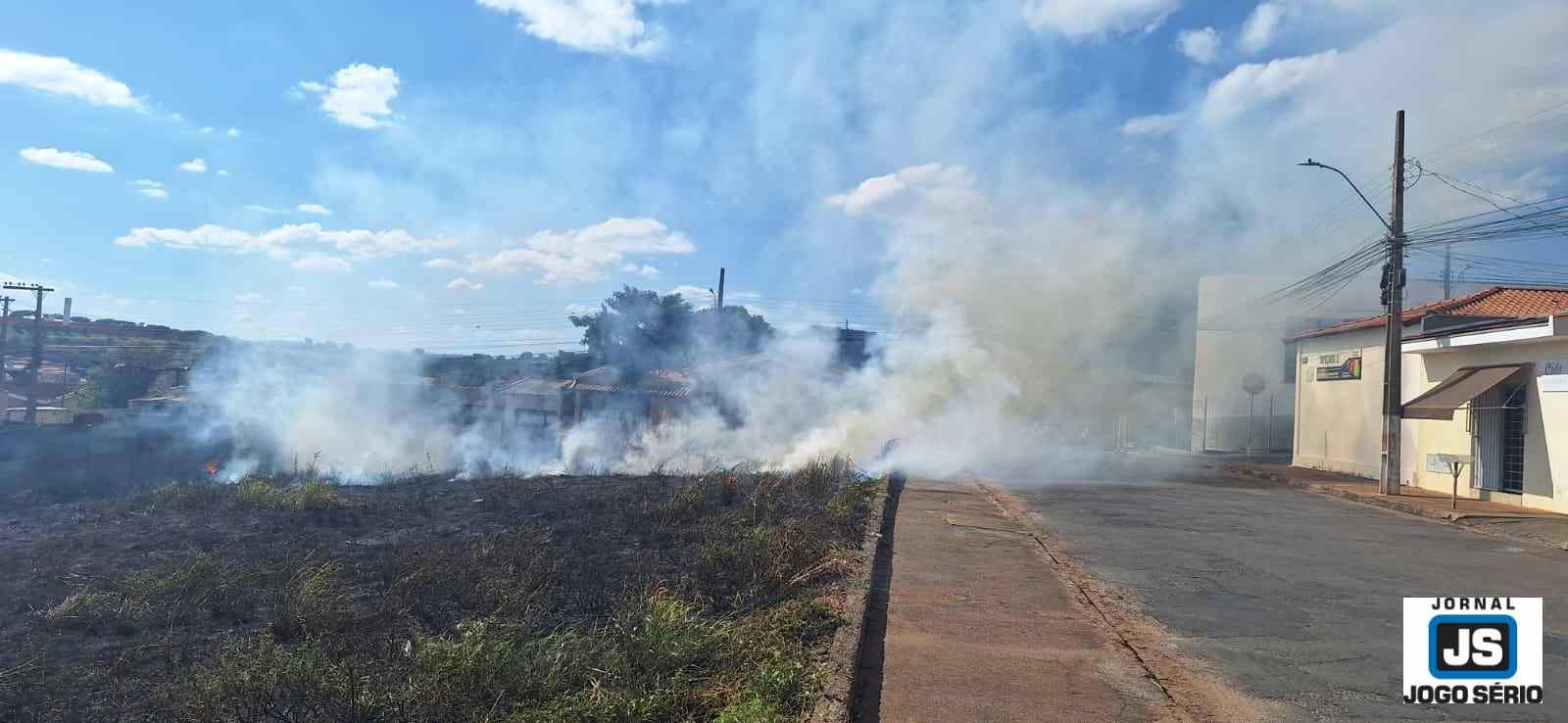 Incndio em lote causa malefcios e provoca a indignao de guaxupeanos