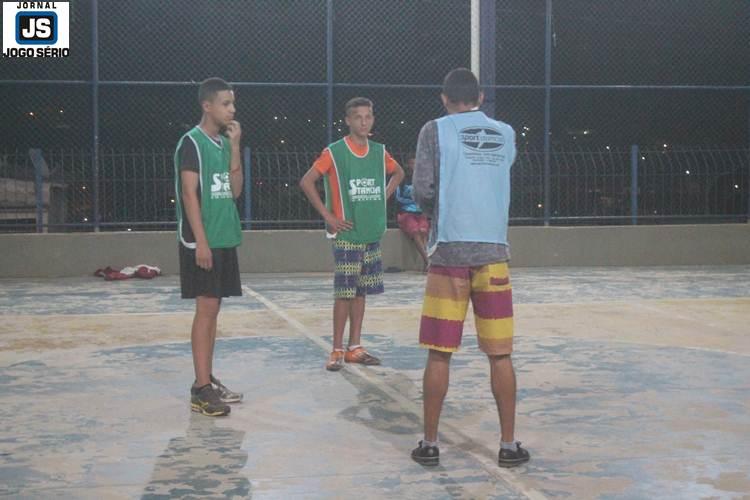 Aulas de futsal do Exrcito do Bem visam formar homens de honra, antes de grandes atletas