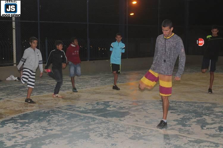 Aulas de futsal do Exrcito do Bem visam formar homens de honra, antes de grandes atletas