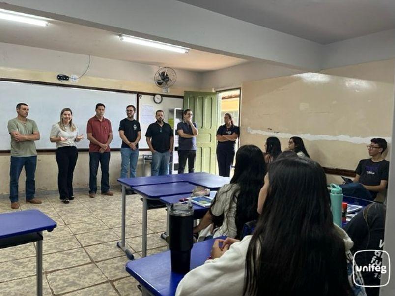 Unifeg apresenta oportunidades a estudantes do 3� ano em visita � Escola Estadual Cel. Jo�o Ferreira Barbosa